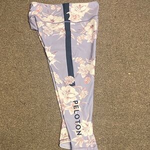 Peloton Purple Floral High Rise capris Size Small